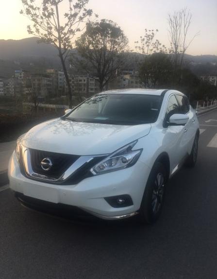 购车总价 | 裸车：24.3万 保险加购置税全下来27.4万送的护板脚垫，
颜值 | 我最喜欢的就是楼兰这个外观了，喜欢的不要不要的，这也是萝卜青菜，各有所爱，我就是喜欢，这外形，这大灯，都是我的最爱，尤其是发动机，纯进口，
故障吐槽 | ，皮薄呀，地球人都知道，刹车硬，悬挂硬，音响没有想象中那么好，差距还是有的，冷启动转速偏高，
油耗 | 这车油耗还真心不错，市区内开，才9个油耗，这是非常不错的，高速更省油，6.7个油耗，综合油耗8个左右，
同级对比 | 非常喜欢日系车，因为发动机都比较靠谱，油耗都很低