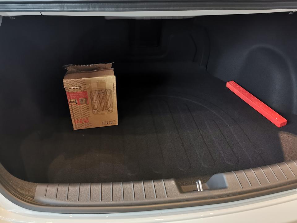 购车总价 | 这车可能是出的时间长了吧，优惠挺大的，指导价14.98万元，最后全部搞好14万不到，优惠了将近三万了。
同级对比 | 这个价位，跟同级对比，性价比高太多了。十三四万，在很多合资品牌中只能买到个A级车，但名图是b级车，确实很划算。
故障吐槽 | 开了就两个月时间，这个大大的全景天窗就开始有异响了。
空间 | 空间堪称完美。2米7的轴距，前后排都很宽裕，我身高175，调整好前排座椅，后排腿部空间还有两拳的位置，头部还有四指，坐得很舒适。
驾驶体验 | 1.8的动力，基本够用，日常使用动力很自然，