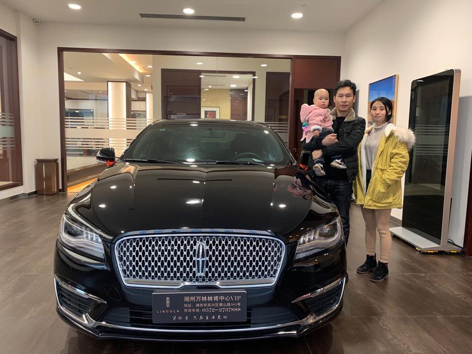 林肯mkz-好看买的！舒适性静音针的可以！目前3000多公里！市区油耗13－15的样子加1000的油跑了1100公里！高速上跑跑显示8.5一箱油可以跑700公里的样子！说话话，美国佬的装配工艺真不咋的，提车第二天去修主驾驶的玻璃升降条，异响，直接其他车换了根过来，提车第三天下雨，天窗漏雨，又去修了一次，很无语的！到现在就这毛病没有其他的了！以前开的迈锐宝，本以为油耗差不多，这个是真心比较高！在乎油耗的别看了

