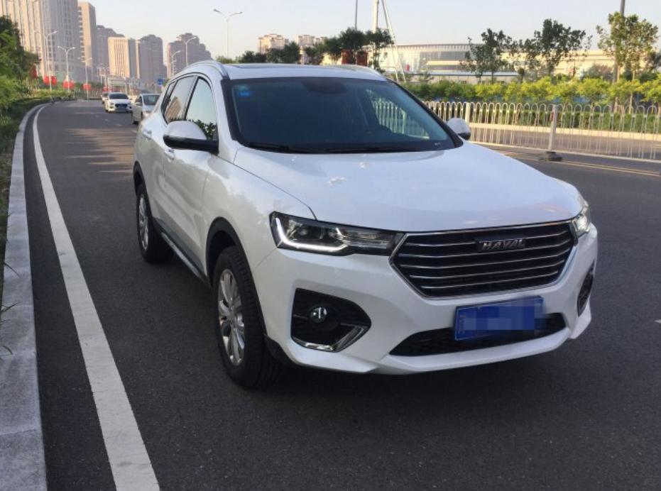 购车总价 | 哈弗H4买的时候裸车价是10.5万，这个价格我刚好能接受，优惠这么多挺不错的。
空间 | 空间很大，坐上来很舒服，后排空间非常大头部和腿部空间非常充裕，中间地板几乎全平，中间的人坐着也很舒服，后面后备箱能装很多东西，家用来说很合适。
颜值 | 外观来说前脸很大气，配合犀利的大灯很威猛又很大气，车身线条流畅，肌肉饱满，轮廓分明不失丰满,外观非常好。
内饰 | 内饰比较简洁,中控台设计的不错很有质感，虽然位置偏低，但是语音识别系统来操作也没有任何的不方便。
驾驶体验 | 虽然低速起步的时候表现没