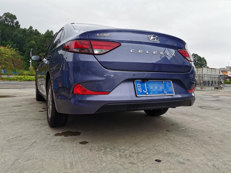 购车总价 | 3月份购车，当时优惠8000元，全部落地九万多点，现在好像不止优惠8000元了。
同级对比 | 开始家里人让我买锋范或者威驰，说日本车开不坏。我也知道日系车耐用又省油，但感觉日系车都太薄了，轻飘飘的，配置也低，外观也不是我的菜，对比过后，发现还是悦动性价比最高，而且现代口碑也不错，好看又好开。
故障吐槽 | 这车大灯总是高低不一，夜间行车比较费神。
空间 | 轴距2650mm，头部空间和腿部空间都很好的
活动空间，满载5人不算宽裕但也不会觉得挤。
驾驶体验 | 没有很激烈地驾驶过，不过这车也