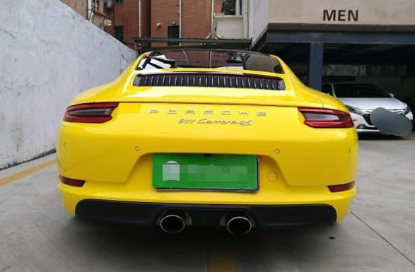 保时捷911-裸车价：143.68万元 落地价159.5万元 #同级PK：同级看了GTR，但是日产毕竟不是专业做跑车的，想想还是911比较稳妥。#外观运动：全黑的轮毂和红色的卡钳看起来就嗨，浓浓的跑车味。#内饰简单：内饰是保时捷一贯的简约风，很喜欢跟中央的操作区，各个按键按起来都很方便。#空间满意：没想到前面的行李箱还挺大的，能装下不少东西，以后去机场接人能用上了。#油耗较高：综合油耗在16个左右，稍微有点高，但是和带来激情来说，这点油耗不算多。#驾驶有激情：车子开起来很有激情，加速真不敢随便地板油，动力