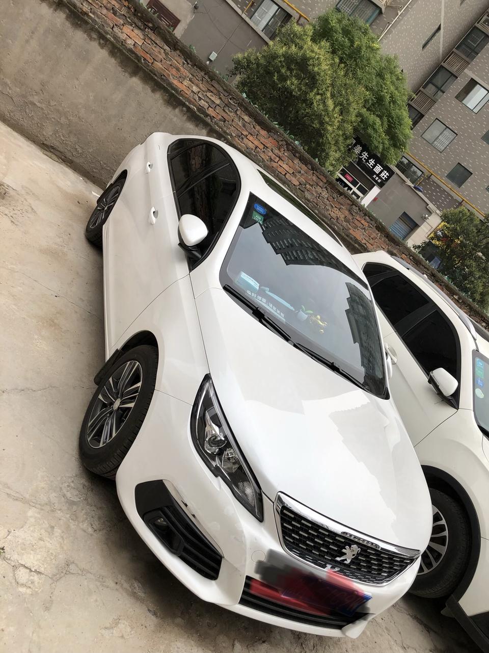 标致308-购车总价 | 怎么说呢，看车已经好久了，对比过好多车型，就想买一个10w左右适合自己的车子，以前喜欢suv，后来对轿车情有独钟，看上这款车是19年1月份左右，当时就被外观吸引了，以前觉得标志颜值欣赏不过来，308的颜值倒是一眼就相中了，一直关注车市政策，本来想年底提车，奈何国五清库自觉时机已到，就约了附近的4s店去看车，看了实车更惊艳于外观，第一次销售给我算错价了，第二次再去销售不停打电话说给我抢了个秒杀车，只有一台秒杀价86000，当时就定了，加上购置税，保险，上牌费用总共下来99600，差