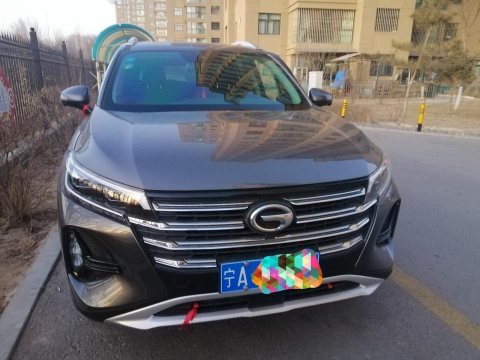 本人八零后但不油腻的大叔一枚。人生第二辆座驾是11月26号入手的2020款传祺GS4，悄悄地告诉你，我可是宁夏地区首台20款GS4哦。
说实话，在换车之前大概一个月的时候吧，就开始在网上了解各种车型的优缺点，因为我的第一台车是轿车，所以我首先确定一定要买SUV，主要是SUV的空间大，然后根据预算就确定买落地15万左右的了。什么长安啊，哈弗啊，传祺啊看了个遍，结果没看出个子丑寅卯，于是乎带着老婆直奔4S店，其实主要看的还是上面提到的这几个品牌。
当来到传祺店的时候，销售小哥的热情把我和媳妇牢牢地留在了店里，
