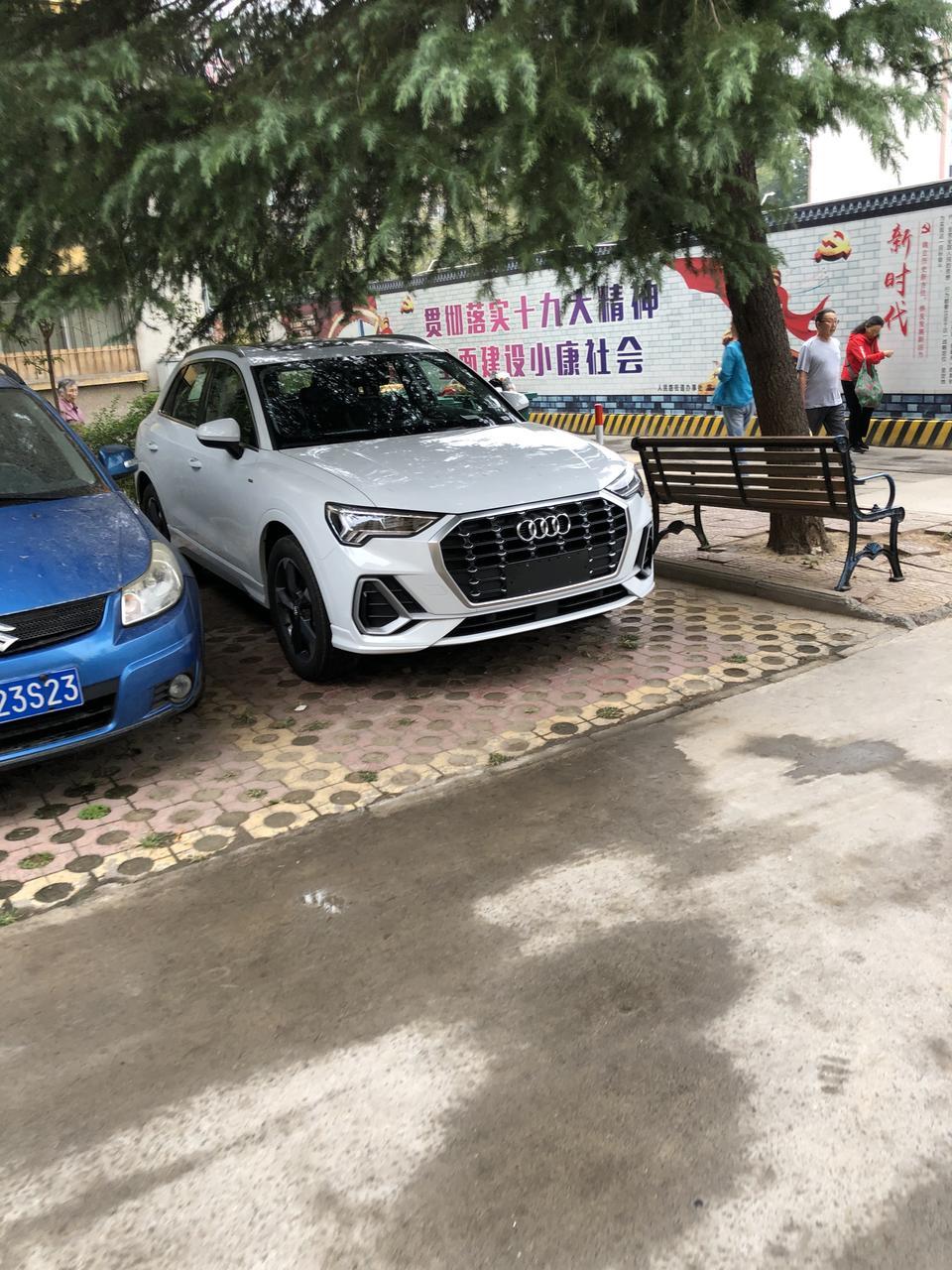 奥迪q3-购车总价 | 裸车23.5万，4s店要求最低加装3000。
油耗 | 目前一共行驶了将近500公里，加了1箱95的油，油表显示还有两格，还能行驶120公里。综合油耗8.7，高速上开空调6.4，市内9.6～10.2不等。总体上还是比较省油的。
空间 | 空间与同级对比不小，特别是前后排座椅座垫都加长了，甚至后排坐垫比我以前的天籁还要长。坐进去后部空间很好，没有任何局促感。运动型的车前排座椅带腿托，很棒。
内饰 | 动感型车内部以反毛皮为主，档次还算不错的。座椅的包裹性也很强。按键做工也不错，很德系
