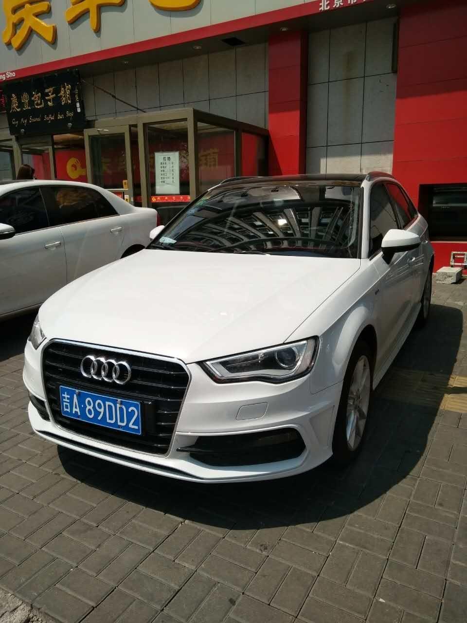 奥迪A3这款车很省油百公里综合油耗在七左右，尤其夏天，最低将近6.开高速的时候更省油，但这款车要加最低95号汽油费用稍微贵一些
外观很好看，前中网的设计很大气，大灯设计的很秀丽，整车的流线型非常自然漂亮
动力性非常优秀，起步跟加速阶段提速都很快，超车没有压力，驾驶感觉非常棒
内饰设计非常的美观温馨中控台的设计很有个性，整车的座椅质量非常好，而且舒适显得比较运动
这款车的缺点是空间狭窄，前排乘坐空间没有多余，后排空间也比较拥挤，长时间坐比较累，不舒适