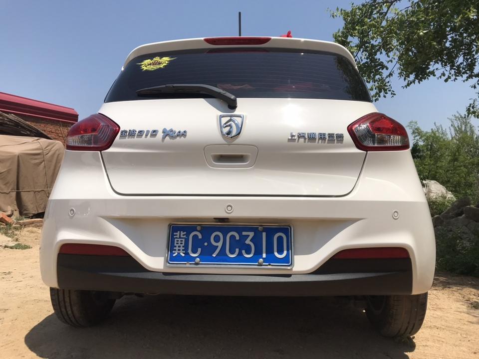 购车总价 | 由于是刚推出的时候买的，优惠没有太大，就优惠了500元，是不是太少了，哈哈哈，，没有办法呀，最后花了49300买的裸车。办牌子保险一共花了57000多点。
同级对比 | 在买车之前看了奇瑞，长安，长城几个车型，对比下来感觉还是宝骏310不管在外观和空间都比较优秀。
故障吐槽 | 买到手以后，也没怎么出过故障，就主驾驶玻璃升降有点问题，不过去店里解决了。
空间 | 宝骏310的空间真是没得说，轴距2550，在同级别里那是最宽敞的了。
驾驶体验 | 这款车适合新手，开起来挺轻松的，方向盘操作精确