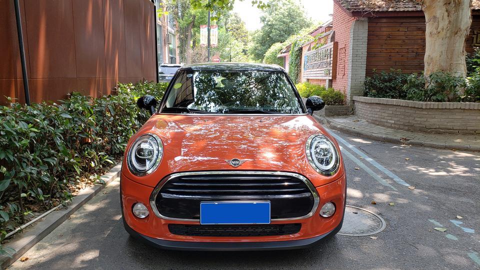 购车总价 | 于2019年5月购买的这台MINI，裸车差不多19w多
颜值 | 经典与现代的结合，造就了如今的MINI。说是一辆车，更怀揣着梦，对MINI的，对赛车的。机缘巧合的在店内看到这辆橙色MINI，在太阳光下面闪闪发光，就认定了是它。
故障吐槽 | 对于我来说，可能是噪音太大了，个人喜静，最比较接受不了的就是空调声音，风一大虽然很凉快，但是声音真的很燥。虽然我能理解，MINI赛车的历史，但是结合现实，我们作为一款城市用车，稍微的降噪可能我觉得会更完美了。
同级对比 | 日常代步车还挺好的，贵了也没