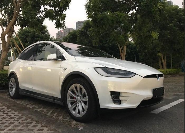 model x-购车总价 | 我是今年五月份提的这辆车，当时买的时候没有优惠，仅仅购置税都花了7万多，再加上杂七杂八的费用一共花了89万多，裸车大概是将近80万。
同级对比 | 相比较于耗油的车子来说，它最大的优点是就是节能环保，我之前开的是奥迪A6L，感觉modelx的各方面都比它要好，比如说驾驶过程中没有换挡的顿挫感，操作感流畅。而且养它不像养油车那样费钱。
故障吐槽 | 在高速上行驶的时候有两三次感觉后门处有些异响，也没太在意，还有就是它的车身饰板处有缝隙，不密合。
空间 | 车内空间还是挺够用的，