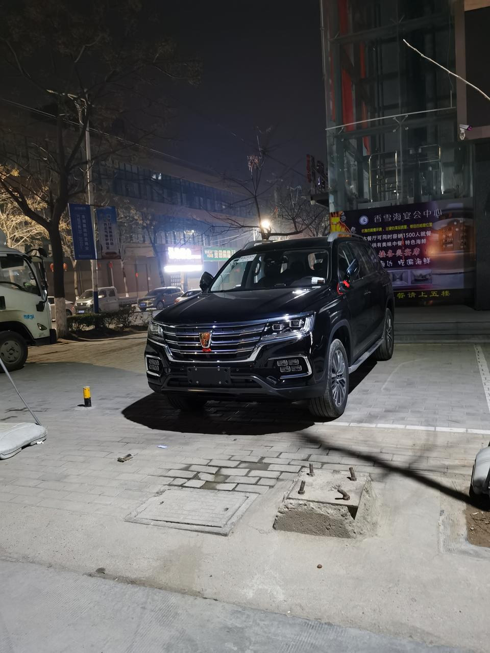 普拉多(进口)-个人喜欢越野车，也开过各种越野车，第一辆车2000年买了一辆进口96款普拉多2.7排量的。2014年又添了一辆国产江铃驭胜S350柴油2.4T的，。两辆车时间长了也开腻了，就想着再添一辆。所以一直在网上泡着，天天看各种越野车，对比来对比去，也去好几个城市的4S店试驾各种车，而且各有千秋。最终还是选择了荣威RX8、2019款四驱互联网至尊版的，11月中旬，到西安光明路陕西意友荣威汽车4S店交了定金，剩下就是漫长的等待，到了1月5号才提的车。提完车没来的及上牌，就直接开着上合肥，在合肥呆了有1