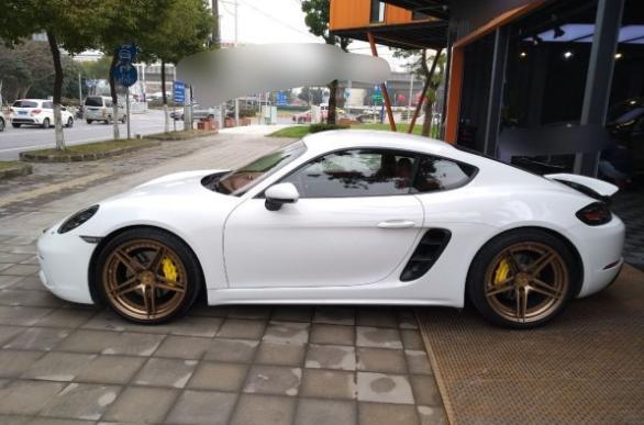 裸车价：64万落地价：75万#同级PK: 试驾了奥迪TTRS和保时捷718 Cayman，觉得奥迪TTRS的400马力的动力参数更强，但是品牌价值和操控性会比保时捷差一些，最后我还是选了保时捷718 Cayman。#外观时尚：在经典外形的基础上，这一代718 Cayman进行了一定的改良，无论头灯还是尾灯的样式都进行了一些变化，变得更加时尚。#内饰精致：内饰设计比较精致，7英寸操控中控屏显示效果清晰，界面设计美观。#空间充足：这款车的内部空间设计比较合理，我身高187厘米，坐在驾驶位也很舒适。#油耗合理：