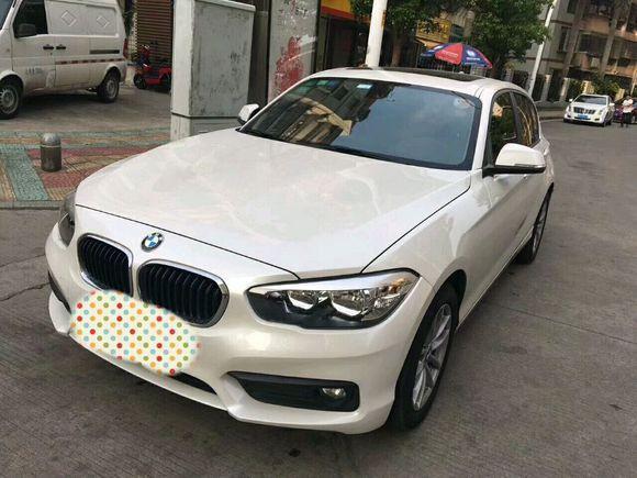 宝马1系-作为宝马的老客户，我来评价一下我的爱车，这辆车是在2018 年一月份买的，当时裸车大概花了26万左右，下来一共花了28万左右，从买过来到现在加装过一个后视镜，花了1000块钱，这辆车和奥迪3比较来说，它的最高车速为210km/h低于奥迪A3，但是该车的耗油为5.5L/100km，相比较来说还是比较少的，整体来说还是比较满意的。
#外观满意  这辆车的外观是让我最满意的，整体看起来非常的时尚，出去上路非常的拉风，个人感觉非常的有面子。
#静音效果好  每次开车走到繁华的集市，关住车窗以后，声音瞬间