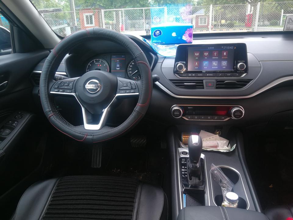 购车总价 | 裸车15.08，落地17.2左右。
同级对比 | 定车前比较过雅阁，迈腾等B级车，也看过宝来速腾和轩逸，总的来说性价比还是天籁更胜一筹，空间妥妥的够用，动力2.0自吸家用也足够了，三大件除了变速箱口碑都还不错，保值的话没怎么考虑，我个人认为我不是个能频繁换车的人，主要是经济能力不允许。其实最开始考虑的是宝来和轩逸，但是四儿子店你们知道的，轩逸一分优惠没有，落地要14多了。宝来高傲的像一只白天鹅，最后在同事的鼓捣下看了本田和迈腾还有天籁。本田得益于近期发动机故障问题，果断拜拜，迈腾的话主要是我