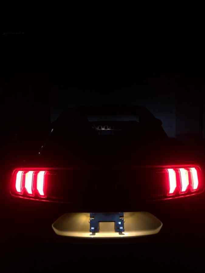 mustang-购车总价 | 裸车指导价格36万元，最后全部落地价格41万元，买了装饰包
同级对比 | 看了大众科迈罗也是款经典跑车，但是在国内保有量远远不如野马，再加上福特的销售跟我也很熟，就直接购买了福特野马。
故障吐槽 | 目前暂时还没有硬说不满意的，就是空间比较小，还好这款车只是拿来改装玩玩而已，拿来家用很不合适。
驾驶体验 | 操控也是蛮好的，跟这款车使用的轮胎有很大关系，买跑车最主要的就是操控好。
空间 | 空间无所谓，买这款车又不是奔着空间去的，只能说能坐两个人就行。
