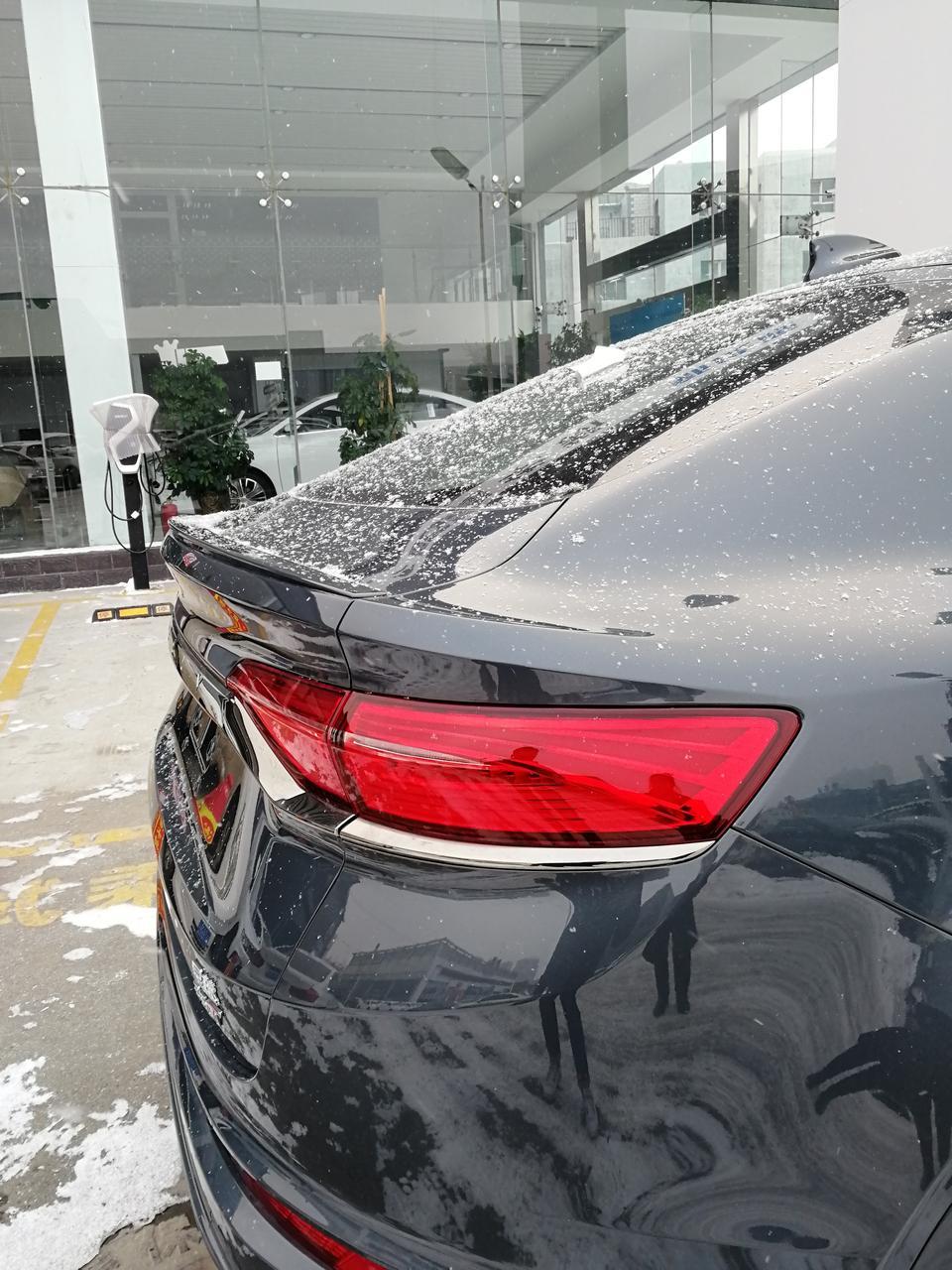 购车总价 | 裸车16万多一点，保险加购置税2万，总价18.1万。
驾驶体验 | 涡轮发动机都不可避免会有动力延迟，但是1800转之后动力就非常好了，市区超车很轻松。120km/h以上依然后劲十足。190km/h时发动机转速是3000r/min。最高跑到208km/h，转速4000r/min。大家别学我，还是安全第一?
油耗 | 在乎动力就别太关注油耗，我现在开了1179公里，其中720公里是高速，其余都是市区道路，表显油耗9.3L/100Km，但是因为原地怠速不计油耗，所以实际油耗应该是10L/100k