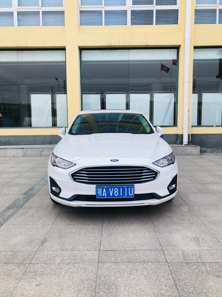 蒙迪欧-购车总价 | 裸车17万。送了一个中控，倒车影像，脚垫，车膜。
同级对比 | 试驾了君威，感觉车子太轻，不够大气
故障吐槽 | 起步有点顿挫感，不知道是不是发动机启停的问题
空间 | 家用非常舒服，我爸妈坐着都说空间可以，座椅舒服。我也觉得非常舒服，美式大沙发
驾驶体验 | 之前看网上建议和朋友推荐2.0T。就买了，感觉起步，加速超车，非常爽。转向也轻盈，之前开昂克拉，感觉方向盘很重。地盘稳，隔音效果挺好。就是发动机的声音有时候听得见一些。
颜值 | 个人觉得20万的车里面颜值NO·1。买之前感觉