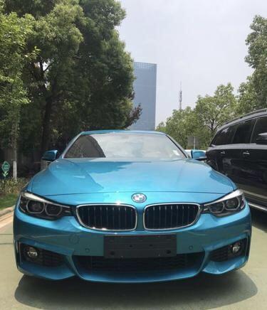 宝马4系-购车总价 | 40万元
同级对比 | 车的外观时尚，我一眼就看上了这车，宝马的操控没得说，海岸蓝色的配色很骚，路上回头率很高。中控的设计和布局一向是宝马的风格，不知道是不是看腻了，感觉没啥亮眼的地方。
驾驶体验 | 2.0T引擎，184马力没啥好说，反正满足日常需求，超车、并道也算较为轻松，采埃孚的8AT波箱，换挡非常清晰而且速度极快，能跟你的操作无缝衔接，另外油门调校很灵敏，转速积极不拖泥带，开起来很听指挥。
空间 | 够用吧。
油耗 | 百公里8.5L。
