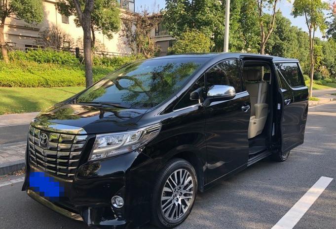 价格：裸车价格79.9  落地价格85万
#乘坐空间  丰田埃尔法属于商务用车，车身内的舒适感还可以的。主要是座位都是独立的，不会显得那么挤。独立座位真正让乘坐人感到轻松。尤其是家里有孩子的，往往在后排座必须加装个儿童座椅，很麻烦。这个车直接在独立座椅上给孩子安放好就可以了。
#噪音  这个车车身偏大，在高速路上的时候，达到120以上，就能听到很大的风燥声了。而且面对一些强风的话，还有一些不稳。
#外观 其实我真没有看上埃尔法这个车的外观，不知道是我审美的问题还是大众眼光都这样，侧面还好一些，尤其是尾部看