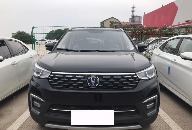 长安cs55-购车总价 | 裸车价大概8万多，落地价才10万。
同级对比 | 购车去选车的时候考虑过很多车，一家人爱去旅游，空间大，性价比好就是我选择这车的理由。
故障吐槽 | 要吐槽的就是高速度行驶的时候胎噪有点大，隔音一般般。
空间 | 空间够够的，无论是乘坐空间，驾驶空间还是后备箱都很大，日常家用足够了,车里的小格也可以。
颜值 | 外观真的很霸气，这个车有很强的视觉冲击感。他看起来成熟稳重，真的是霸气侧漏，尾部设计很有个性，夜间开车，踩刹车的时候很醒目，增加安全感。
