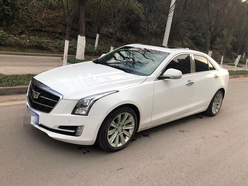 我是2018年8月提的这辆车，加装骚红内饰，大拆换Gps，上车险等落地花了31万左右。当时买车就是瞄准了时尚，颜值，对比奥迪Q5宝马X3，最后去看了凯迪拉克，发现它犹有过之，犀利的大嘴，鹰眼设计大灯，流畅的曲线，不挑了，就选它了。
#外观好看 征服我的就是他的外观，车身整体感很强，时尚的轮毂设计，犀利的车头，帅的一塌糊涂。白色成为街车色现在仍然非常出众，非常适合年轻人。
#加速动力不肉 2.0T动力加持，提速暴躁，推背感很强，发动机动力很强，点油门就窜，嘎嘎快！
#乘坐空间够用 乘坐空间足够，配上骚红内饰