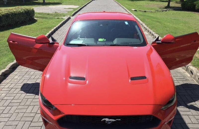 mustang-购车总价 | 34.3万左右的裸车价
驾驶体验 | 升档和降档反应都很快，并且没有什么顿挫.方向盘很轻非常好.
空间 | 前排空间很好，还有腰部支持，舒适很多。后排座椅稍短、稍直，但现在的车常年空载，满载时候太少，可以忽略。后备箱还可以，可以放个行李吧
油耗 | 郊区正常用车表显12.5左右的油耗，开始还是很满意的，后来加了几箱油后仔细一算，实际油耗，起码在14个油。
颜值 | 外观时尚科技感满满，可以用2个词来形容时尚靓丽“和“高档次”来形容，流线型车身，看起来很霸气
同级对比 | 之前