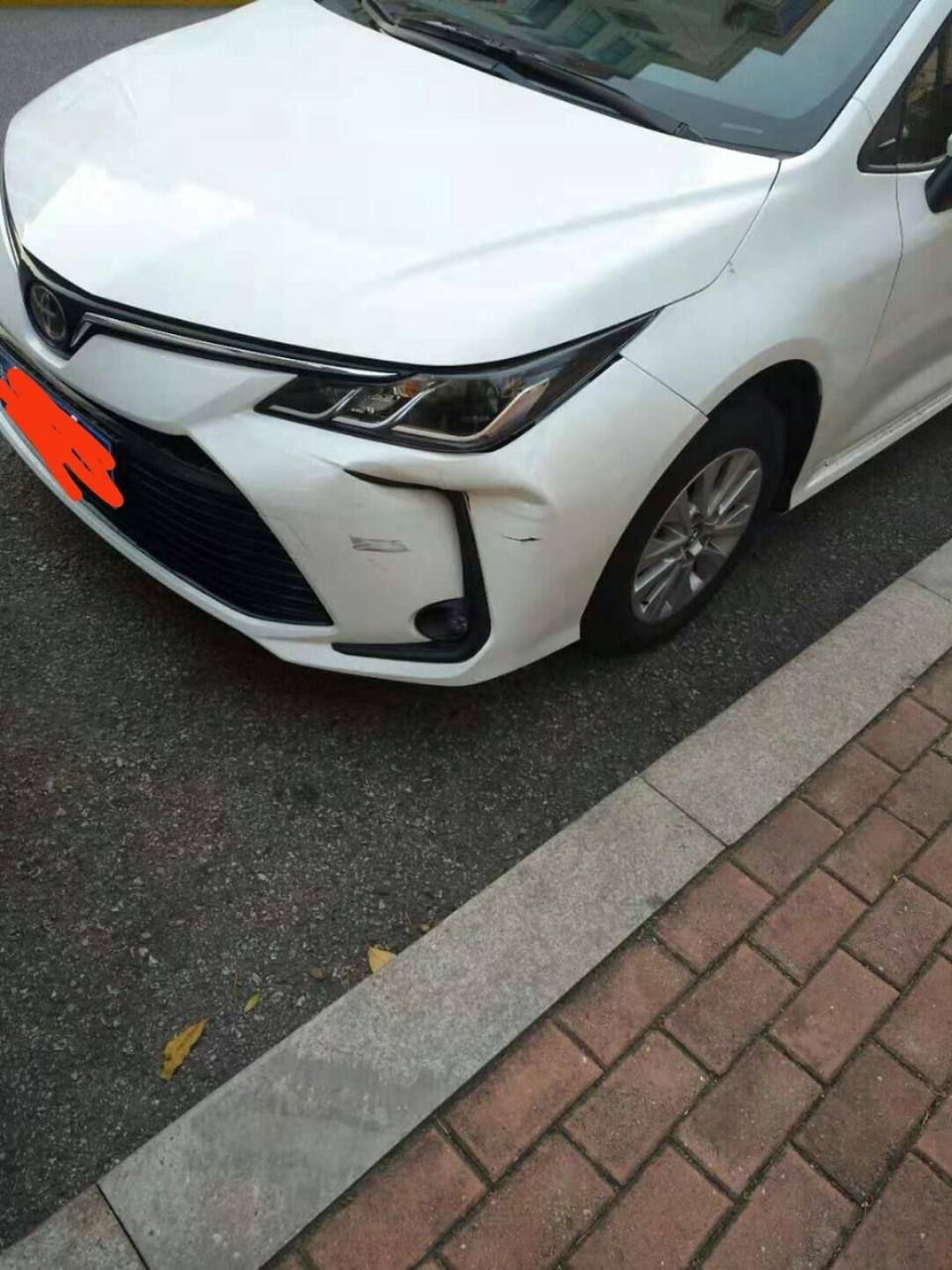 卡罗拉-车绝对是好车，平常开开城市路，还没过磨合期，差不多七百公里了吧，油耗还没下来，操控不错，油门也比较给力，响应及时，空间感觉了略小，我一米八的个子在后排顶头，腿部看起来感觉小，我一般都在驾驶位，视觉上看起来挤，可能是我加了座套鼓鼓囊囊的，总的还说还算够用，风噪胎噪是有，但还能接受(没开过高速)，出过一次小事故，10多迈追尾一辆起亚suv，车头塑料凹陷惨不忍睹，起亚车尾只有几道划痕，换了个保险杠1500，维修这块价格还是不便宜，虽然车子铁皮薄，不分地方用手能摁的动，但是通过中保研测试，对车身刚性还是很