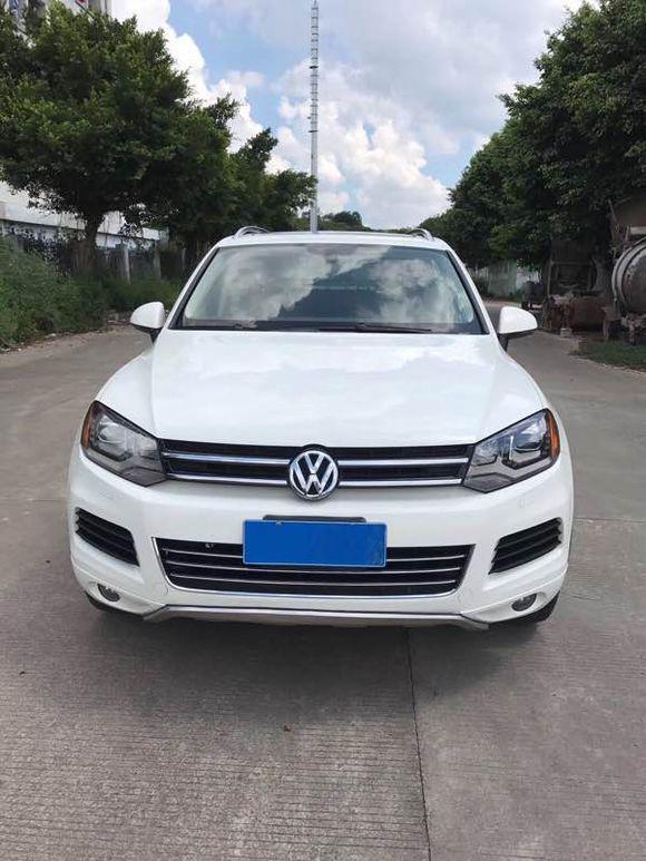 购车总价 | 这款爱车，是我当时花了65万买的，裸车是65万，后来全部手续办完之后应该是花了66万多吧。之后开过一年后，又加装了一点，其他的设备大概花了5000多。也开了这么久，感觉对这个车也是比较有发言权的。
同级对比 | 这其实是想买奥迪q7，但是奥迪的q7的配置有点少，小毛病，会有一点点多。后排好像有一点点短。在4S店的时候听销售人员介绍的，也就感觉大众途锐还是不错的。后来回家自己又了解了一下。大众途锐的内饰比q7的，内饰要好，而且性价比也比较高，油耗也很经济。
颜值 | 途锐的颜值没办法啊，颜值很
