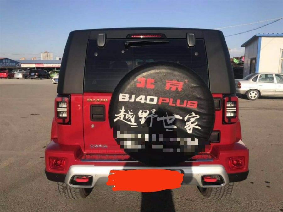 北京bj40-购车总价 | 这款车裸车价在19.4万左右，购车总价在22万。
同级对比 | 相比大众的途岳，我觉得这款车的性价比比较高。在这个价位，这辆车的配置还是很不错的。所以选择了北京
空间 | 185的身高驾驶姿势调整好之后，头部空间还很宽裕。后排也比较宽敞，只是中间凸起有点高坐人的话会不舒服。后备箱也很够用。储物没问题
颜值 | 外观我选择了红色，非常大气漂亮。开出去很抢眼，有一种霸气登场的感觉 内饰很简洁，设计人性化，放东西很方便。
驾驶体验 | 动力家用还是够的，加速的初期表现比较迅速。如果要