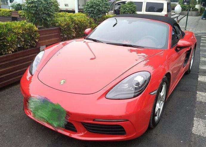 裸车价：65万落地价：76万#同级PK: 试驾了巴博斯SLK和保时捷718 Boxster，觉得保时捷718 Boxster无论动力还是操控都更胜一筹，所以最后选择了保时捷718 Boxster。#外观时尚：这辆车的外观设计很时尚，侧面线条优美，选装轮圈的造型我也很喜欢。#内饰精美：内饰设计非常精美，运动式座椅能够调节的角度很多，坐起来很舒适。#空间充足：乘坐空间很充足，驾驶位前边的背箱容积很大，可以放一点大件的物品。#油耗合理：我的百公里油耗是12升，我觉得还是比较合理的。#操控流畅：PDK变速箱换挡流