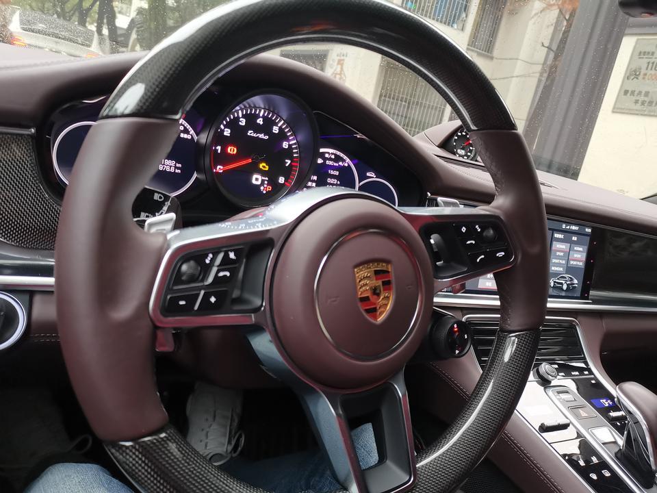 panamera-因为已经有一台3T的a7在用，觉得加速能力不够了，想添置一辆4T的家用车。本来一直等换代的RS7，无奈迟迟不换代。后来先等到了帕纳梅拉的换代，新款去掉了驼背，尾灯和大尾翼一下子吸引了我。于是乎就去定制，把自己平时用的到的配置都选了，比如后轮转向，矩阵大灯，21寸锻造轮毂，sc鸡血模式，熏黑尾灯，碳纤维内饰加热方向盘等等。用不到的一概不选，比如氛围灯那些，因为我平常通勤带两娃上下学，基本晚上不出门。
      外观是肯定拉风的，内饰是肯定豪华的，排气声浪在没有选运动排气的情况下，已经足够