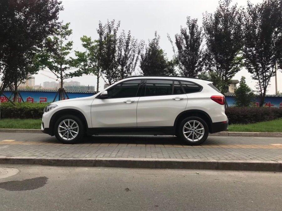宝马x1-购车总价 | 裸车价大概在29万 当时各种费用算下来是33.5 万左右
同级对比 | 与奥迪Q3相比。还是更满意宝马这款的空间。可以说同级别车应该没有比他更大的了。空间让我很满意，所以选择了它
空间 | 空间是非常大的，前排驾驶空间足够，后排两个人的话很宽松三个人就会有一点挤 后备箱还是可以满足日常所需的。放婴儿车放行李都没问题。
颜值 | 外观是一如既往的，大气高端大气上档次 很耐看。前车大灯就像两个眼睛。很犀利 内饰设计也很前卫。很满意
内饰 | 内饰给人一种科技感风格，很时尚，中控台也很好