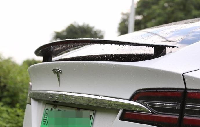 model x-购车总价 | 裸车价80万，落地不到92万。
续航 | 我买的这款是长续航版的，高速上跑个400公里没一点问题，市区内可能就380左右。
颜值 | 我买的这款modelx是白色的，外观就不用过多叙述了，看起来很细致大气，内饰给人视觉上很不错的感觉。
空间 | 坐在车内胳膊和腿部伸展自如，前后排的乘坐空间也很宽，车内空间还是很足的，前后备箱能放下很多东西。
驾驶体验 | 毕竟价格放在那里，好配置和高马力发动机让整个驾驶体验非常的好，起步的时候没有一点拖拉，而且起步加速度很快。方向盘操控性很精