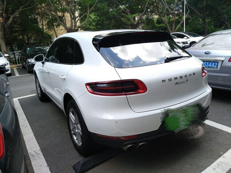 macan-裸车价：76万 落地价：87万  #同级PK：选这款就是为了信仰充值，家里还有一辆BMW5，感觉还是比较不错的；#内饰精致：保时捷的内饰还是一如既往的精致，飞机驾驶舱的感觉，复杂麻烦，就是要这个范儿，任性，仪表中控也很简洁，看上去不复杂；#外观及格：关于外观，只能说萝卜青菜了，我是外观控，车灯选的led灯，但是感觉没啥用；#油耗一般：城市里不堵车13个左右，堵车十七八个，那天突然23个我也不知道咋了；#操控很赞：方向盘转向精准性很好，没开运动模式感觉还是很轻盈，开了变沉了一会，就是起步油门有点
