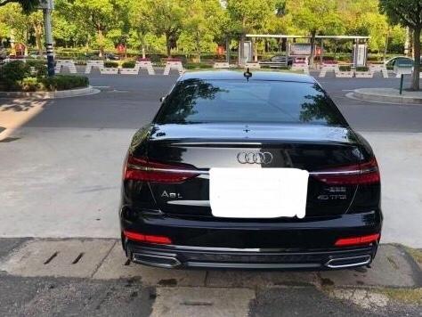 奥迪a6l-购车总价 | 裸车价：36.9万元。 落地价：40万元
同级对比 | 综合性价比肯定不错！可以说在BBA同级别车型当中算是挺好的。外观成熟稳重，标配的LED大灯我很喜欢，19寸轮毂看起来很帅气，空间宽敞，配置方面基本上该有的都有，很舒适很豪华的一款车。
空间 | A6L的空间设计不错，很有空间感。我身高178，坐在驾驶位置，感觉很宽敞，头部空间很足！坐后排跷二郎腿还蛮舒服，不过后排中间位置脚部凸起蛮高的，坐后排中间的话时间久了有点变扭！车内的储物空间设计不错，平常可以放不少的小东西。后备箱的空