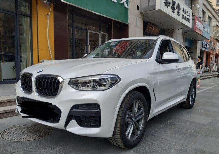 购车总价 | 裸车价33.12万，购车总款是37.2万
同级对比 | 选车的时候直接就去看的宝马，其他牌子没看，主要跟宝马自家的车系做了下对比，5系，3系，x5都试驾了一下，还是比较中意x3，没怎么墨迹就下单了，因为我比较忙。
油耗 | 在市中心上班，早晚高峰特别拥挤，车里一般都开空调，所以油耗还是比较高的，12个多，高速一般就比较少了，10个油。
颜值 | 外观很霸气，开出去很有面子，宝马x3这个车看着就像一头野牛，两个格栅就像野牛的鼻孔，眼睛跟牛眼睛一样，霸气侧漏，看着相当凶悍，我也很喜欢。
内饰 |