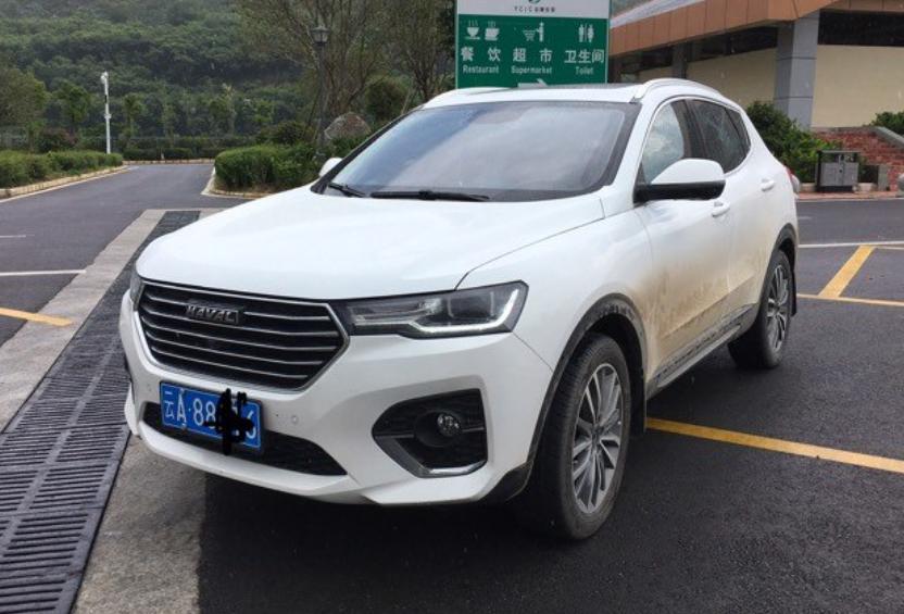 购车总价 | 哈弗H4的裸车购买价是10.6万，总体上看这个价格能够接受，毕竟车子是很不错的。
同级对比 | 哈弗的性价比对比同价位的车很高，质量也很有保证，并且价格也是很符合我自己的预算，挺不错的。
空间 | 平时上下班开车，坐在车子里特别的宽敞，在座位旁边还有不少的储物空间，能放不少的东西，在收纳的同时也是特别的整洁，真的很不错。乘坐空间的话，我觉得我1米76的身高，在驾驶位置调整好坐姿，头顶一拳的间隙。
颜值 | 外观普遍家族式的前脸咱也不用说了，看了这么久都很喜欢，很耐看，侧面的腰线也很流畅。大灯