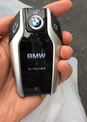 宝马5系-价格：裸车49.18万 落地价54万
#动力 动力方面嘛还是很优秀的，哈哈。本身车身重量不是很大，搭配的发动力足以应对家用了。市区内或者上高速，只要不是想飞就稳稳的够用了，不用担心买完车之后对于动力失望，毕竟它的发动机马力达到了184匹。
#乘坐空间 因为前排座椅是可以自动调节的，所以说空间还是可控的，如果说驾驶人体格有些偏大的话，那就适当往后调一下。够用的。
#操控感 毕竟宝马做的是高品质，所以对于操纵感要求还是很高的，刹车也很棒，只要轻轻踩一下，就可以达到目的了。比一些车的刹车好很多，有些车
