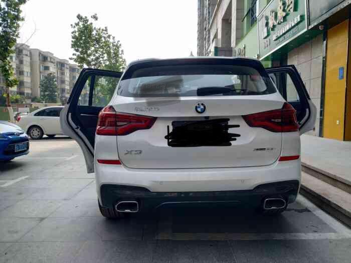 购车总价 | 裸车价33.12万，购车总款是37.2万
同级对比 | 选车的时候直接就去看的宝马，其他牌子没看，主要跟宝马自家的车系做了下对比，5系，3系，x5都试驾了一下，还是比较中意x3，没怎么墨迹就下单了，因为我比较忙。
油耗 | 在市中心上班，早晚高峰特别拥挤，车里一般都开空调，所以油耗还是比较高的，12个多，高速一般就比较少了，10个油。
颜值 | 外观很霸气，开出去很有面子，宝马x3这个车看着就像一头野牛，两个格栅就像野牛的鼻孔，眼睛跟牛眼睛一样，霸气侧漏，看着相当凶悍，我也很喜欢。
内饰 |
