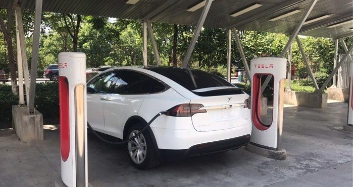 model x-购车总价 | 我是今年五月份提的这辆车，当时买的时候没有优惠，仅仅购置税都花了7万多，再加上杂七杂八的费用一共花了89万多，裸车大概是将近80万。
同级对比 | 相比较于耗油的车子来说，它最大的优点是就是节能环保，我之前开的是奥迪A6L，感觉modelx的各方面都比它要好，比如说驾驶过程中没有换挡的顿挫感，操作感流畅。而且养它不像养油车那样费钱。
故障吐槽 | 在高速上行驶的时候有两三次感觉后门处有些异响，也没太在意，还有就是它的车身饰板处有缝隙，不密合。
空间 | 车内空间还是挺够用的，