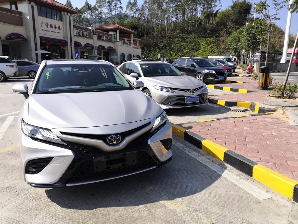 凯美瑞-购车总价 | 230000+，裸车205800，购置税18000+，保险7000+
同级对比 | 个人觉得外观相比雅阁，天籁更大气，中控很个性，就这两点决定了我坚定的选择。性能、操控、空间各有优缺，不赘述。
故障吐槽 | 冷车启动发动机噪音较大，高速上（100以上）风噪较大，a柱尤其明显。速度稍快一点胎噪也不小。
空间 | 宽敞！1米8的高个姿势任意摆
驾驶体验 | 加速流畅，起步稍顿，只要肯给油，动力充沛，手自一体加上换挡拨片，驾驶乐趣丰富。
颜值 | 选择她，就是心中的No. 1
内饰 | 总