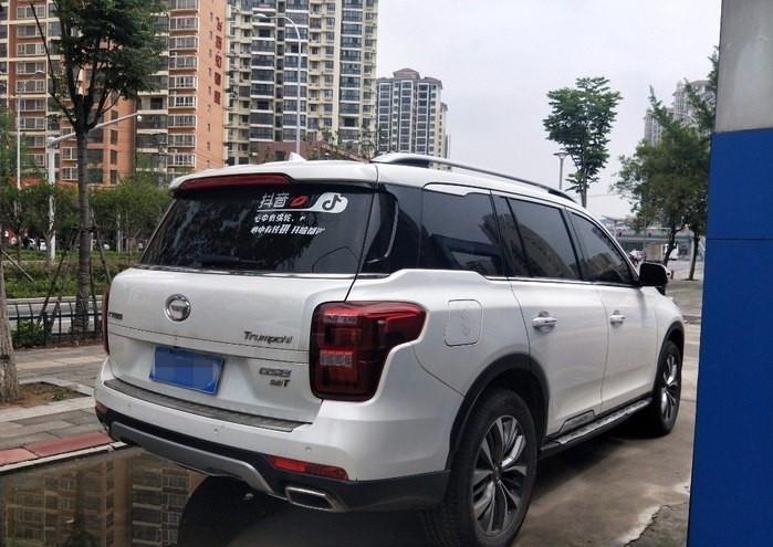 传祺gs8-购车总价 | 新款车型没有任何的优惠。市场指导价18.58万，裸车价也是一样的价格，最后的落地价21万多一点儿。
同级对比 | 在这个价位上选择一台SUV秦时选择的余地也很大的，例如广本的一些SUV都可以列入选择范围内，但最后选择gs8还是由于它的性价比比较高，车体和乘坐的空间都比较大。
空间 | 空间大是我选择这台车很主要的原因之一，家庭成员也比较多，父母年纪也很大了，需要一台宽敞舒适的车，偶尔外出旅游什么的用着很方便。
颜值 | 这台车的颜值很高，外观给人很厚重的感觉，前年硬朗整体弧度合理