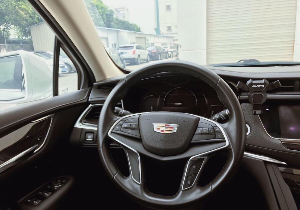 凯迪拉克xt5-购车总价 | 裸车价36.5万，优惠了2万，落地价39.7万。
同级对比 | 本来看沃尔沃和奔驰，最喜欢的是奔驰！但是奔驰的价格太高，沃尔沃的后期维护成本太高！所以最后还是选择了性价比相对比较高的凯迪拉克！因为便宜吗?
故障吐槽 | 底盘猛一看很高，但是趴下来一看结果下面凸出来一截，实际的底盘高度并不是特别理想！前脸改的稍微太低了，看上去没有老款那么霸气了！
空间 | 后排、后备箱、用一个字形容那叫一个大啊！结果车子开回去好久才发现，挡把下面还有一个隐藏储物空间，空间方面没的挑剔，完美！
