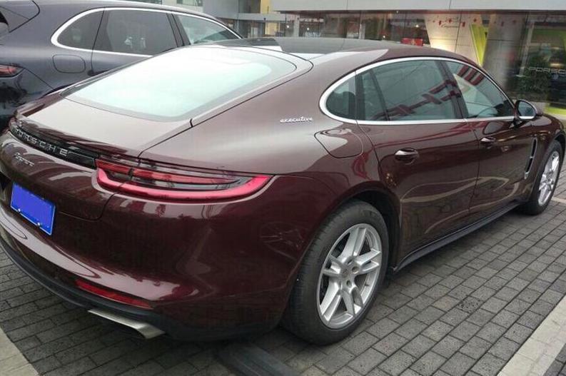 panamera-购车总价 | 买这款车的时候总价位是112.6万元。
同级对比 | 跟奔驰S级相比，这款车的外观会更有豪华感，试驾的时候感觉这款车的性能配置也非常的符合我。
空间 | 轿跑空间还凑合，前排后排都过得去，不过后备箱的空间还是很满意的。
颜值 | 外观真的是没话说，每一处都是完美的线条，特别的喜欢。
内饰 | 闫车不进行选配的话，标配的内饰及座椅材质都不是真皮。
