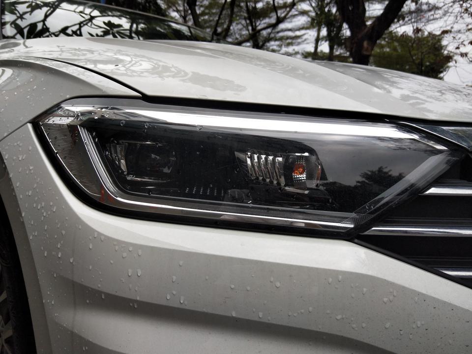 19款速腾1.2t ，5000公里驾驶感受

19款1.2t 自动舒适国六，裸车14.99万优惠3.6万，发票少开一千送一年延保，没本地指标上外地牌，贷款落地14.5万不含利息。便宜也好贵也罢，差不了多少，销售说就算终端给你的优惠再大，我们也会增加点别的选项把钱赚回来，总之羊毛出在羊身上。

外观:不详述，外观内饰都偏商务，四平八稳不吸睛，自己喜欢就行。

内饰:前排座椅软硬适中，包裹性不错，两侧承托到位，持续驾驶一两小时腰会酸，后排座椅比前排舒服一点，后排腿部空间同级别里面应该算得上优秀，但车宽没有优势