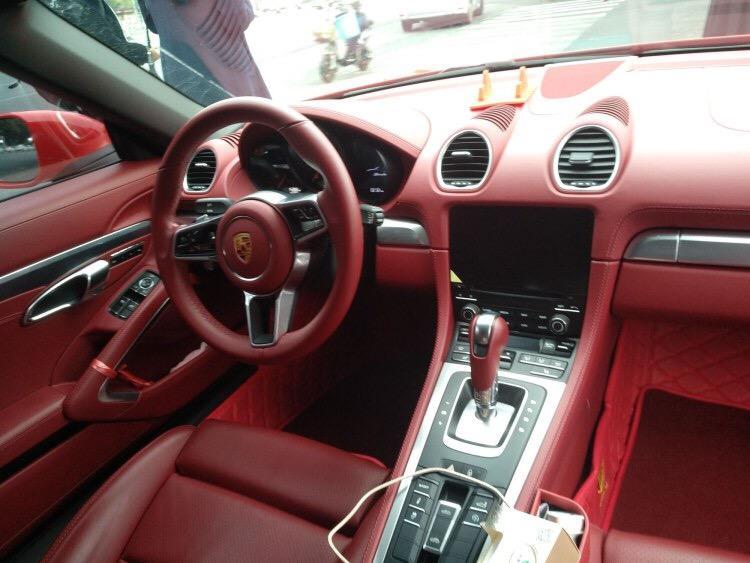 裸车价：65万落地价：76万#同级PK: 试驾了巴博斯SLK和保时捷718 Boxster，觉得保时捷718 Boxster无论动力还是操控都更胜一筹，所以最后选择了保时捷718 Boxster。#外观时尚：这辆车的外观设计很时尚，侧面线条优美，选装轮圈的造型我也很喜欢。#内饰精美：内饰设计非常精美，运动式座椅能够调节的角度很多，坐起来很舒适。#空间充足：乘坐空间很充足，驾驶位前边的背箱容积很大，可以放一点大件的物品。#油耗合理：我的百公里油耗是12升，我觉得还是比较合理的。#操控流畅：PDK变速箱换挡流