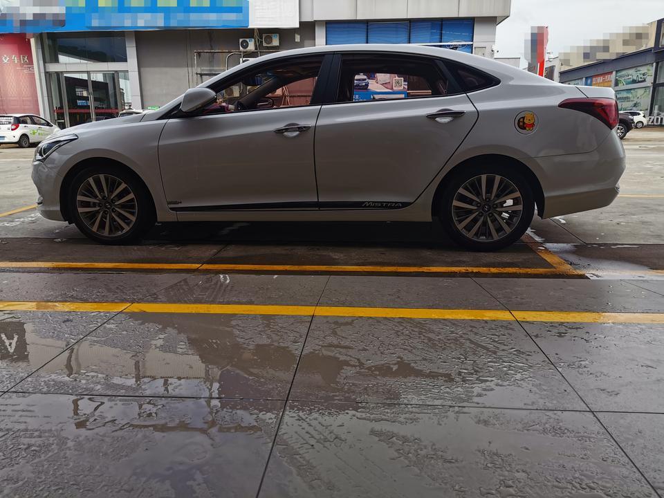购车总价 | 这车可能是出的时间长了吧，优惠挺大的，指导价14.98万元，最后全部搞好14万不到，优惠了将近三万了。
同级对比 | 这个价位，跟同级对比，性价比高太多了。十三四万，在很多合资品牌中只能买到个A级车，但名图是b级车，确实很划算。
故障吐槽 | 开了就两个月时间，这个大大的全景天窗就开始有异响了。
空间 | 空间堪称完美。2米7的轴距，前后排都很宽裕，我身高175，调整好前排座椅，后排腿部空间还有两拳的位置，头部还有四指，坐得很舒适。
驾驶体验 | 1.8的动力，基本够用，日常使用动力很自然，