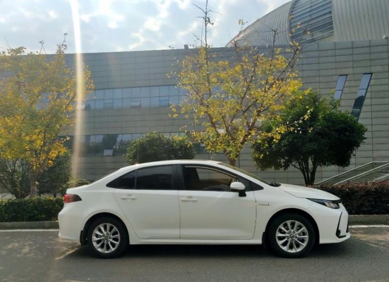 本人95后搬砖打工族一枚，第一次提车发口碑，写的不好的地方请各位见谅。
儿时的记忆里就是家里姥爷有一台07款的丰田花冠，花冠一直开着没有什么毛病，所以我这次买车就是奔着丰田去的，而且我也一直关注卡罗拉了，对他很有好感，而且卡罗拉家喻户晓并且销量超高，声誉很好，都知道他省油，好开，耐造，毛病少，所以才有了下文。
新款卡罗拉有一个外号叫小凯美瑞，我觉得这个称号很毋庸置疑，他确实和凯美瑞很像，并且他的流线型车身看起来很运动，前脸很大气并且很有科技感的感觉。
卡罗拉的驾乘空间也很让我满意，本人185，前排调好开车