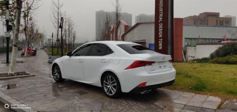 宝马5系(进口)-购车总价 | 31.5万，雷克萨斯为数不多有优惠的车型，购买了ssss的美容套餐588元，上牌保险按揭费不精算，合计落地总价36万
同级对比 | 本人90后，考虑过3系，奥迪A5。宝马5系进口标轴。都试驾过，最终IS深得我心，原因如下：1.雷车省心出了名，没有德系车过几年那么烦人。2.BBA考虑中的车型，高配价格高，低配寒酸
故障吐槽 | 油耗啊，目前综合油耗13个油，虽说是高功率版本，但雷车的省油没有用到呢？？？第二个槽点是它的多媒体，反人类车机嘛，不能触控和一些操作
空间 | 买这车