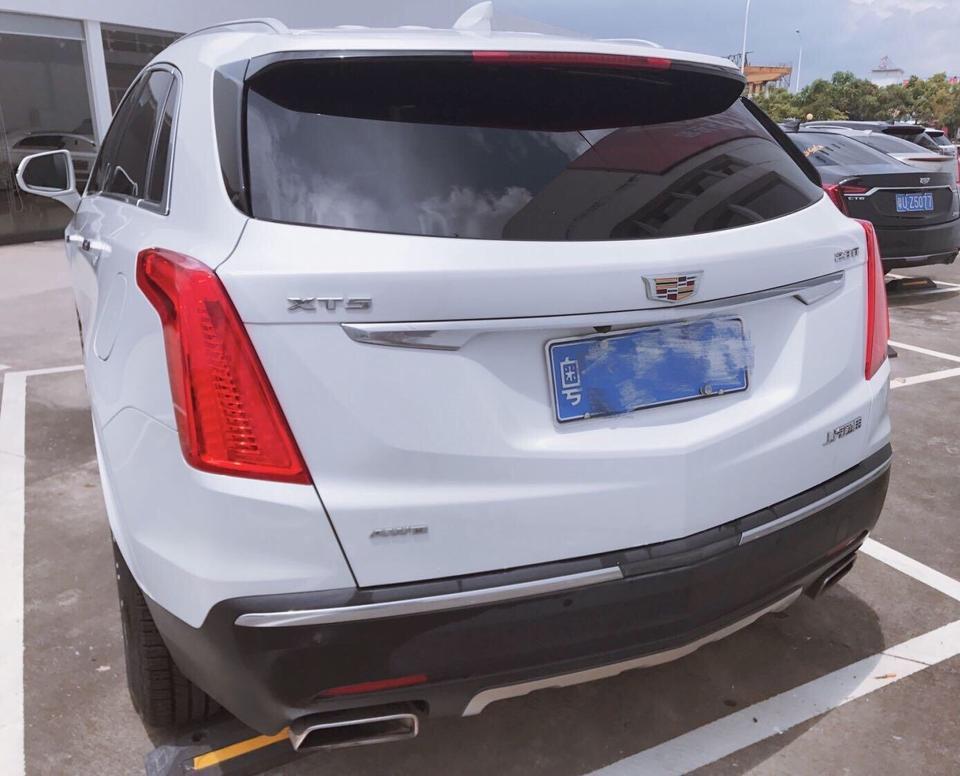 凯迪拉克xt5-购车总价 | 裸车价36.5万，优惠了2万，落地价39.7万。
同级对比 | 本来看沃尔沃和奔驰，最喜欢的是奔驰！但是奔驰的价格太高，沃尔沃的后期维护成本太高！所以最后还是选择了性价比相对比较高的凯迪拉克！因为便宜吗?
故障吐槽 | 底盘猛一看很高，但是趴下来一看结果下面凸出来一截，实际的底盘高度并不是特别理想！前脸改的稍微太低了，看上去没有老款那么霸气了！
空间 | 后排、后备箱、用一个字形容那叫一个大啊！结果车子开回去好久才发现，挡把下面还有一个隐藏储物空间，空间方面没的挑剔，完美！
