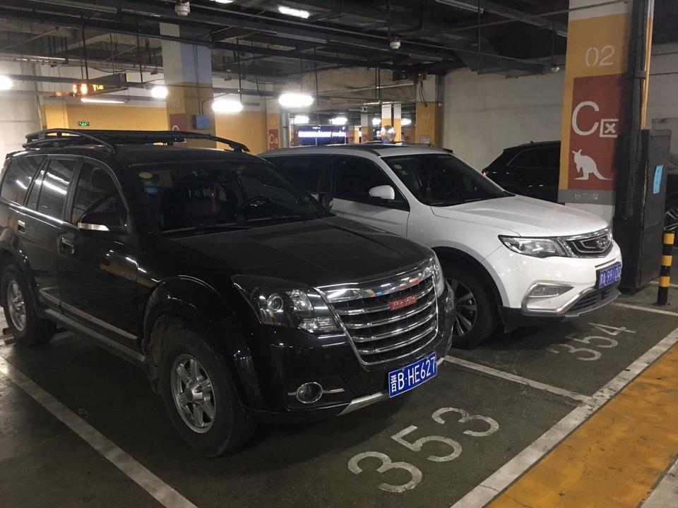哈弗h5-故障吐槽 | 1-  6档100公里/时会拖档，个人感觉齿比有问题……最明显的表现就是变速杆抖动，很多情况下100-120公里/时的速度5档比6档更省油，感觉6档最大的用途就是溜坡档。2- 后桥差速锁异响，连续大油门爬坡且弯道行驶时就能听到后桥“咔吧”声。3- 涡轮增压器异响，7500公里时索赔过一台全新发动机，目前车辆行驶里程97000公里，涡轮增压器感觉有异响，但不影响驾驶所以懒得去检查。4- 前进档和倒车档切换时有明显打齿声“咔咔犹如吐痰声”。5- 前轮左右刹车片磨损不均匀，出现了左前制动
